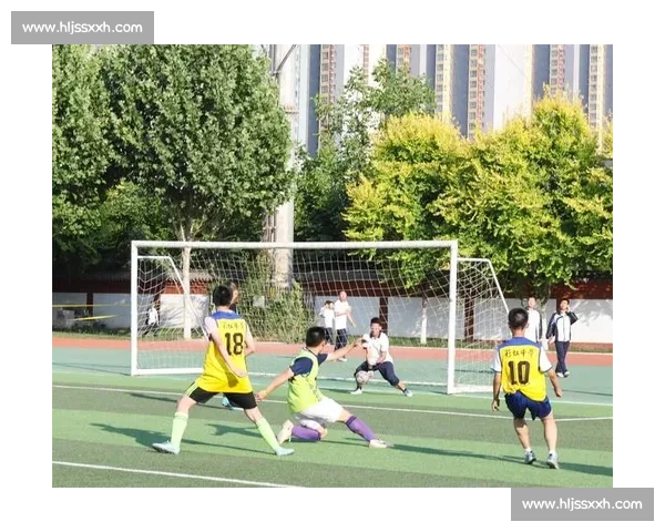 激情四溢校园足球赛激战正酣 学子们展现风采与拼搏精神