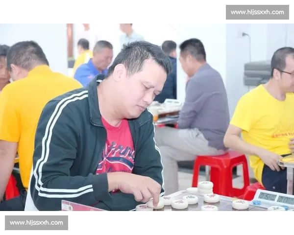 象棋比赛中每位选手与其他选手相互对抗，展现战略智慧与竞技风采